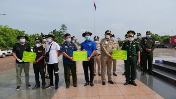 ທະຫານຊາຍແດນແຂວງບີງເຟືອກ ມອບຜ້າບັງປາກ ແລະ ເຄື່ອງນຸ່ງປ້ອງກັນ ໃຫ້ກຳລັງປະກອບອາວຸດ ກຳປູເຈຍ