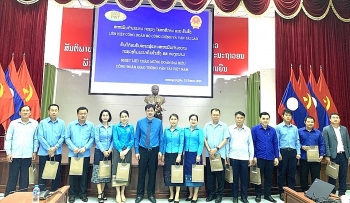 ອົງການກຳມະບານການຄົມມະນາຄົມຂົນສົ່ງຫວຽດນາມ ແບ່ງປັນປະສົບການກັບອົງການກຳມະບານລາວ