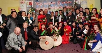 ສະໂມສອນສິລະປະເດືອນຕຸລາ - ຂົວວັດທະນະທຳຫວຽດນາມ ຢູ່ເຢຍລະມັນ