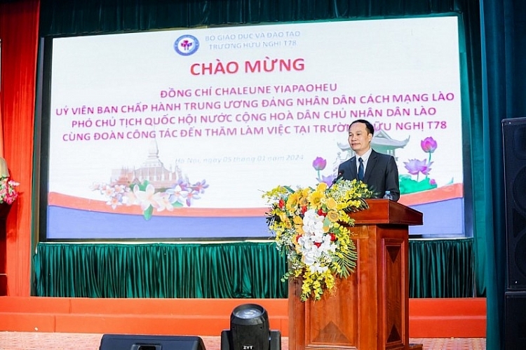 TS Lê Phú Thắng – Bí thư Đảng ủy, Hiệu trưởng trường Hữu nghị T78 phát biểu tại cuộc gặp. ທ່ານ ເລຟູ້ທັ້ງ, ເລຂາຄະນະພັກ, ອຳນວຍການໂຮງຮຽນ ມິດຕະພາບ T78 ກ່າວຄຳເຫັນທີ່ກອງປະຊຸມພົບປະ.