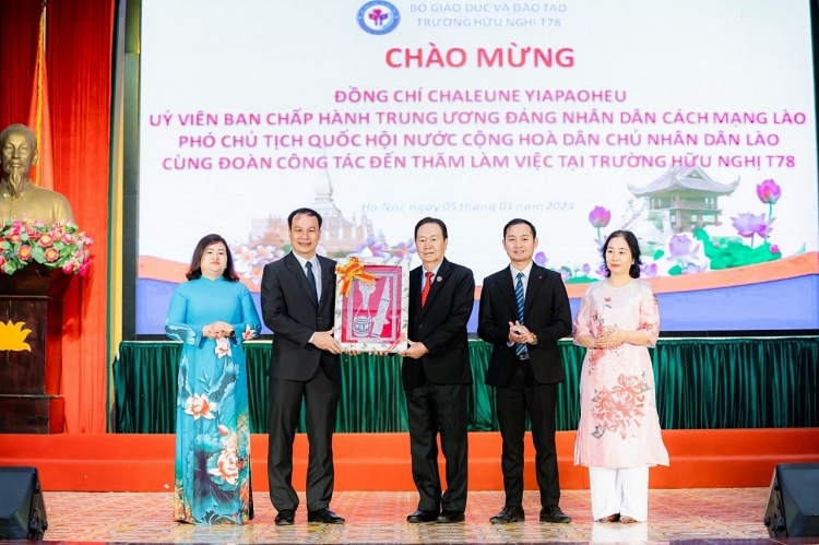 Phó Chủ tịch Quốc hội Lào (thứ 3, từ phải sang) tặng quà lưu niệm cho đại diện Ban Giám hiệu trường Hữu nghị T78. ຮອງປະທານສະພາແຫ່ງຊາດລາວ (ທີ່ 3 ຈາກຂວາ) ມອບຂອງທີ່ລະນຶກໃຫ້ຜູ້ຕາງໜ້າຄະນະອໍານວຍການໂຮງຮຽນມິດຕະພາບ T78.