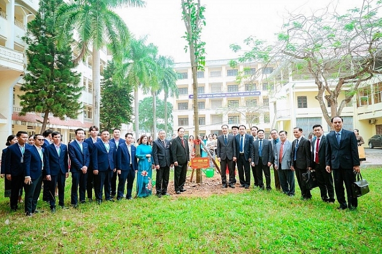 Phó Chủ tịch Quốc hội Lào Chaleun Yiapaoher và các thành viên đoàn công tác trồng cây lưu niệm trong khuôn viên trường Hữu nghị T78.  ທ່ານ ຈະເລີນ ເຢຍປາວເຮີ ຮອງປະທານສະພາແຫ່ງຊາດລາວ ພ້ອມດ້ວຍຄະນະ ໄດ້ປູກຕົ້ນໄມ້ທີ່ລະນຶກຢູ່ໂຮງຮຽນມິດຕະພາບ T78.