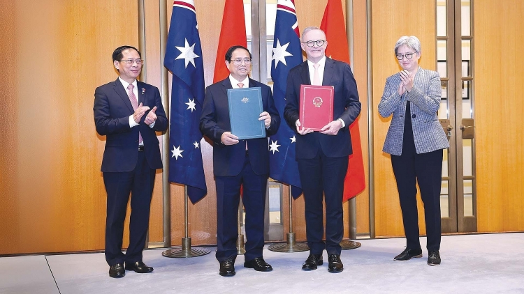  Thủ tướng Phạm Minh Chính và Thủ tướng Australia Anthony Albanese trao đổi tuyên bố về việc nâng cấp quan hệ hai nước lên Đối tác chiến lược toàn diện, tại thủ đô Canberra ngày 7/3. (Ảnh:Tuấn Anh)  ທ່ານນາຍົກລັດຖະມົນຕີ ຟ້າມມິງຈິ້ງ ແລະ ທ່ານນາຍົກລັດຖະມົນຕີ ອົດສະຕາລີ ອານໂທນີ ອາບານເນັດ ໄດ້ແລກປ່ຽນຄຳຄິດເຫັນກ່ຽວກັບການຍົກລະດັບການພົວພັນ ລະຫວ່າງ 2 ປະເທດຂຶ້ນສູ່ການພົວພັນຄູ່ຮ່ວມມືຍຸດທະສາດຮອບດ້ານຢູ່ ນະຄອນ ຄັນເບີລາ, ວັນທີ 7 ມີນາ,. (ພາບ: ຕວນແອງ)