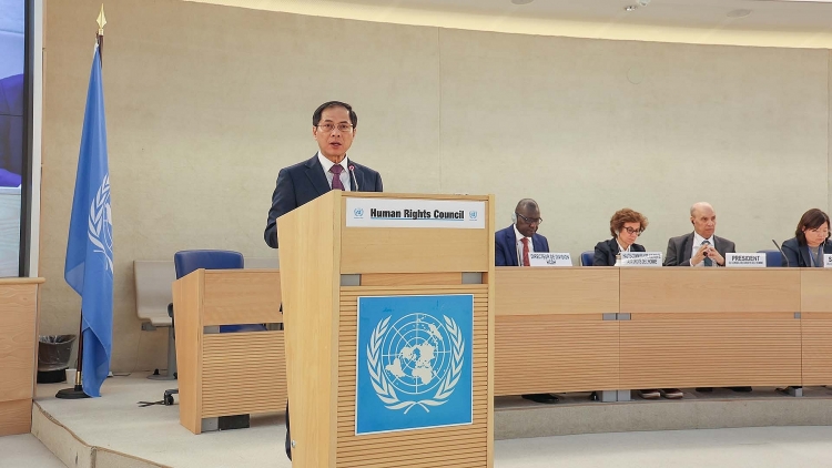  Bộ trưởng Bùi Thanh Sơn phát biểu tại Phiên họp cấp cao Khóa họp 55 Hội đồng Nhân quyền Liên hợp quốc, ngày 26/2 tại Geneva, Thụy Sỹ. (Ảnh: Nhất Phong)  ທ່ານ​ລັດຖະມົນຕີ ບຸຍແທ່ງເຊິ່ນ ກ່າວ​ຄຳ​ເຫັນ​ທີ່​ກອງ​ປະຊຸມ​ລະດັບ​ສູງ​ຂອງ​ກອງ​ປະຊຸມ​ຄັ້ງ​ທີ 55 ຂອງ​ສະພາ​ສິດທິ​ມະນຸດ​ສະຫະ​ປະຊາ​ຊາດ​ໃນ​ວັນ​ທີ 26 ກຸມພາ ຢູ່​ນະຄອນ ຈີເນີວ່າ ປະ​ເທດ​ສະ​ວິດ. (ພາບ: ເຢີດຟ່ອງ)