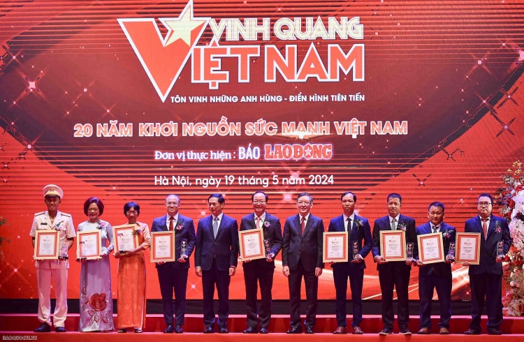 Vụ Ngoại giao Văn hóa và UNESCO được vinh danh tại Chương trình Vinh quang Việt Nam.  ກົມ​ການ​ທູດ​ວັດທະນະທຳ ​ແລະ UNESCO ​ໄດ້​ຮັບ​ກຽດ​ເຂົ້າ​ຮ່ວມ​ໃນ​ລາຍການ​ກຽດຕິຍົດ​ຫວຽດນາມ.