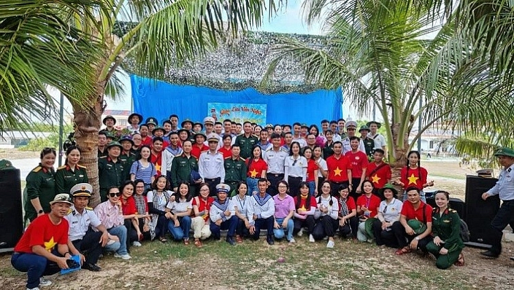 Kiều bào cùng Đoàn công tác của Ủy ban Trung ương Mặt trận Tổ quốc Việt Nam thăm huyện đảo Trường Sa, Nhà giàn DK1  ຊາວ​ຫວຽດນາມ ອາ​ໄສ​ຢູ່​ຕ່າງປະ​ເທດ ​ແລະ ຄະນະ​ເຮັດ​ວຽກ​ສູນ​ກາງ​ແນວ​ໂຮມ​ປະ​ເທດ​ຊາດ ຫວຽດນາມ ​ໄດ້​ໄປ​ຢ້ຽມຢາມ​ເມືອງເກາະ​ເຈື່ອງ​ຊາ, ​ DK1.