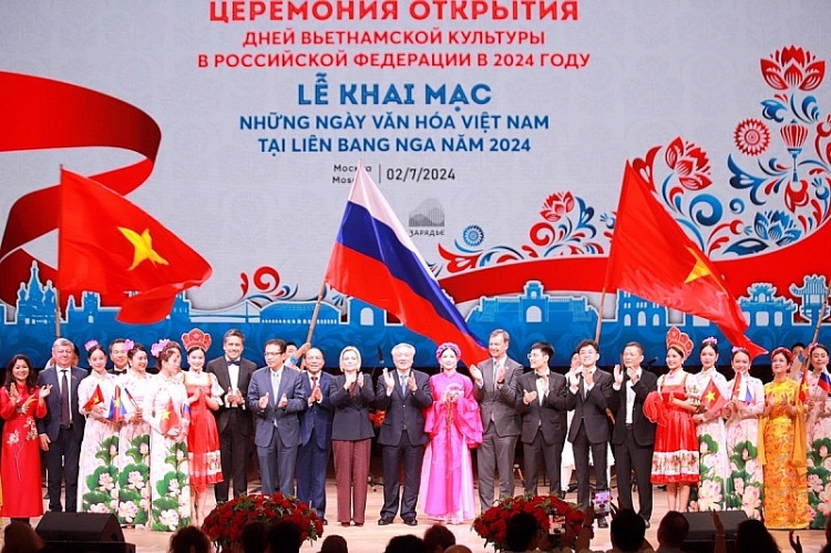 Lễ khai mạc Những ngày Văn hóa Việt Nam tại Liên bang Nga năm 2024 (Ảnh: T.L).  ພິ​ທີ​ເປີດ​ວັນ​ວັດ​ທະ​ນະ​ທຳ​ຫວຽດ​ນາມ​ຢູ່​ສະ​ຫະ​ພັນ​ລັດ​ເຊຍ 2024 (ພາບ: T.L).