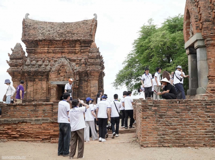 Thanh niên, sinh viên kiều bào tham quan di tích quốc gia đặc biệt tháp Po Klong Garai ở thành phố Phan Rang-Tháp Chàm, tỉnh Ninh Thuận. (Ảnh: Tuấn Việt)  ຊາວ​ໜຸ່ມ​ ແລະ ​ນັກ​ສຶກສາ​ຢູ່​ຕ່າງປະ​ເທດ​ໄປ​ຢ້ຽມຢາມຮອງແຫ່ງຊາດ ພິເສດແມ່ນ​ຫໍ​ ໂປຣກຣອງ ກາລ່າຍ ຢູ່​ນະຄອນ ຟານລ່າງ -ທາດຈາມ ແຂວງນິ່ງທ້ວນ (ພາບ: ຕູ່ນຫວຽດ)