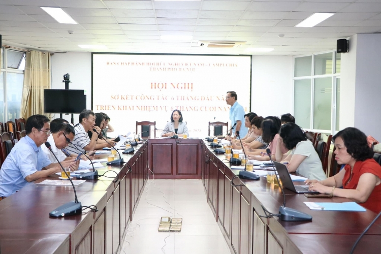 Hội nghị sơ kết 6 tháng đầu năm 2024 của Hội hữu nghị Việt Nam - Campuchia thành phố Hà Nội. (Ảnh: HAUFO)  ກອງປະຊຸມສະຫຼຸບ 6 ເດືອນຕົ້ນປີ 2024 ຂອງສະມາຄົມມິດຕະພາບ ຫວຽດນາມ - ກໍາປູເຈຍ ຢູ່ຮ່າໂນ້ຍ. (ພາບ: HAUFO)