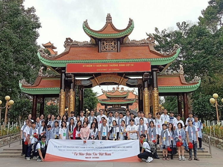 Trại hè Thanh, thiếu niên kiều bào và Tuổi trẻ Thành phố Hồ Chí Minh lần thứ 17 với chủ đề “Tự hào dân tộc Việt Nam” vừa khai mạc tại Thành phố Hồ Chí Minh.   ຕັ້ງຄ້າຍຊາວ​ໜຸ່ມ, ໄວໜຸ່ມຢູ່​ຕ່າງປະ​ເທດ​ ແລະອາຍູຫນຸ່ມນະຄອນ ​ໂຮ່ຈີ​ມິນ ​ຄັ້ງ​ທີ 17 ດ້ວຍ​ຫົວ​ຂໍ້ “ຄວາມ​ພາກພູມ​ໃຈ​ຂອງ​ຊົນເຜົ່າຫວຽດນາມ” ​ໄດ້​ໄຂ​ຂຶ້ນ​ຢູ່​ນະຄອນ ​ໂຮ່ຈີ​ມິນ.