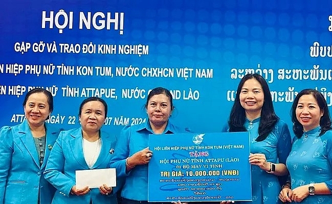 Hội LHPN Kon Tum trao tặng máy vi tính và quà cho Hội Phụ nữ tỉnh Attapư (Lào)  ສະຫະພັນ​ແມ່ຍິງ​ແຂວງ​ອັດ​ຕະປື ມອບ​ຄອມ​ພິວ​ເຕີ ​ແລະ ຂອງຂວັນ​ໃຫ້​ສະຫະພັນ​ແມ່ຍິງ​ແຂວງ​ອັດ​ຕະປື (ລາວ)