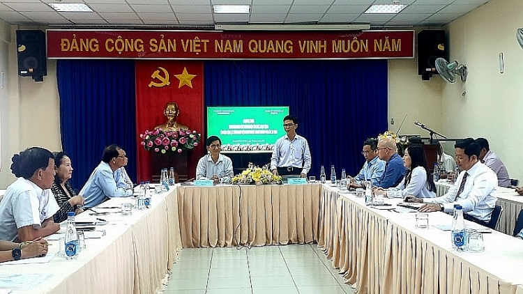 Ông Lê Văn Thu, Phó Chủ nhiệm Ủy ban về Người Việt Nam ở nước ngoài TPHCM, Chủ tịch Hội Liên lạc với người Việt Nam ở nước ngoài TPHCM phát biểu tại buổi làm việc  ທ່ານ ເລ​ວັນ​ທູ່, ຮອງ​ປະທານ​ຄະນະ​ກຳມະການ​ຊາວ​ຫວຽດນາມອາ​ໄສ​ຢູ່​ຕ່າງປະ​ເທດ​ນະຄອນ ໂຮ່ຈີ​ມິນ, ປະທານ​ສະມາຄົມ​ຕິດຕໍ່ກັບຄົນຫວຽດນາມຢູ່ຕ່າງປະເທດ ​ນະຄອນ​ໂຮ່ຈີ​ມິນ ​ປະກອບຄຳເຫັນໃນການເຮັດວຽກ.