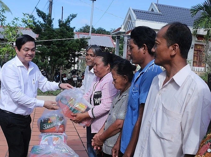 Trao quà cho các hộ dân nghèo, khó khăn.  ມອບຂອງຂວັນໃຫ້ຄອບຄົວທຸກຍາກ ແລະ ຫຍຸ້ງຍາກ.