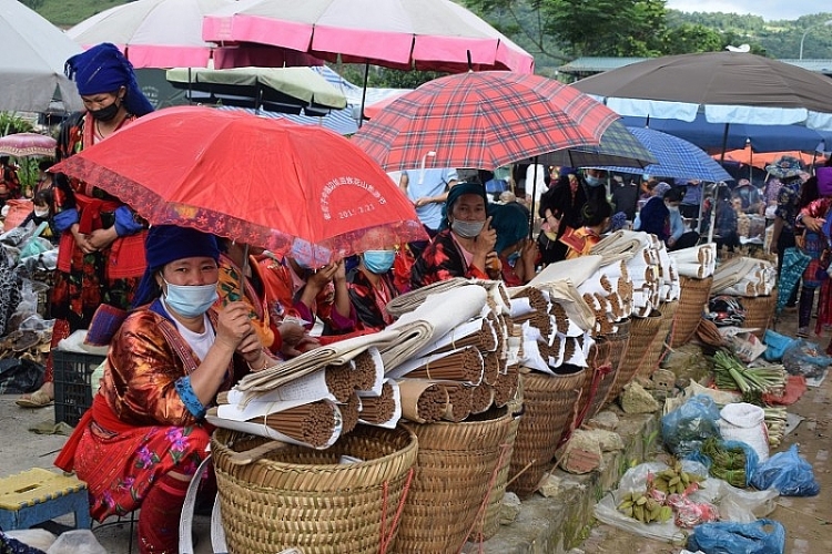 Phiên chợ không chỉ là nơi trao đổi, mua bán mà còn là ngày hội của bà con vùng cao (Ảnh: Cục du lịch quốc gia Việt Nam).  ຕະຫຼາດນັດ​ບໍ່​ພຽງ​ແຕ່​ແມ່ນ​ບ່ອນ​ແລກປ່ຽນ, ຊື້-ຂາຍ​ເທົ່າ​ນັ້ນ, ແຕ່​ຍັງ​ແມ່ນວັນ​ບຸນ​ຂອງ​ປະຊາຊົນ​ເຂດ​ສູງ​ (ພາບ: ກົມທ່ອງທ່ຽວແຫ່ງຊາດຫວຽດນາມ).