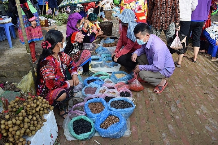 Chợ phiên họp tại thị trấn Tủa Chùa vào mỗi tối thứ 7 và ngày chủ nhật hàng tuần  (Ảnh: Cục du lịch quốc gia Việt Nam).  ຕະຫຼາດນັດ​​ຢູ່​ກຸ່ມຕົວຈົວໃນ​ທຸກໆ​ຕອນຄໍ່າ​ວັນ​ເສົາ​ແລະ​ວັນ​ອາ​ທິດ (ພາບ: ກົມທ່ອງທ່ຽວແຫ່ງຊາດຫວຽດນາມ).