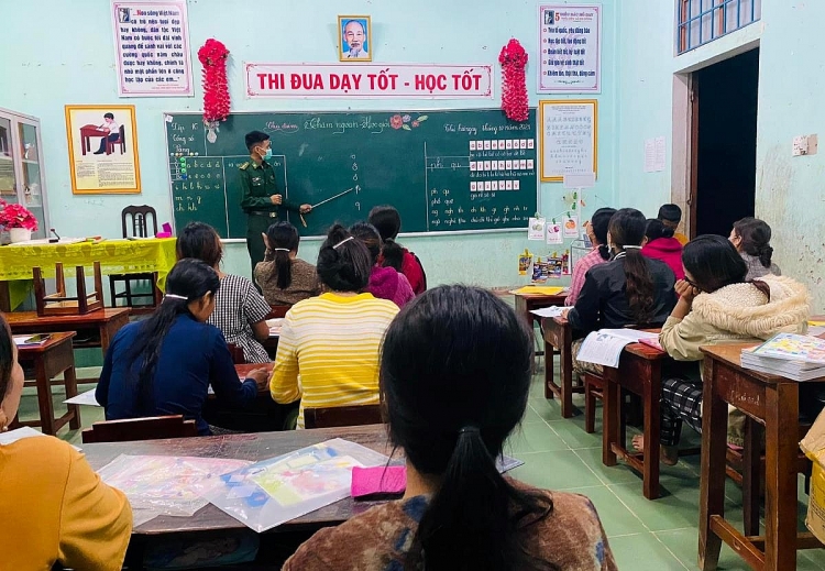 Cán bộ Đồn Biên phòng Ba Tầng, BĐBP Quảng Trị trực tiếp đứng lớp dạy chữ cho người dân. Ảnh: Tiêu Dao/Báo Biên phòng.