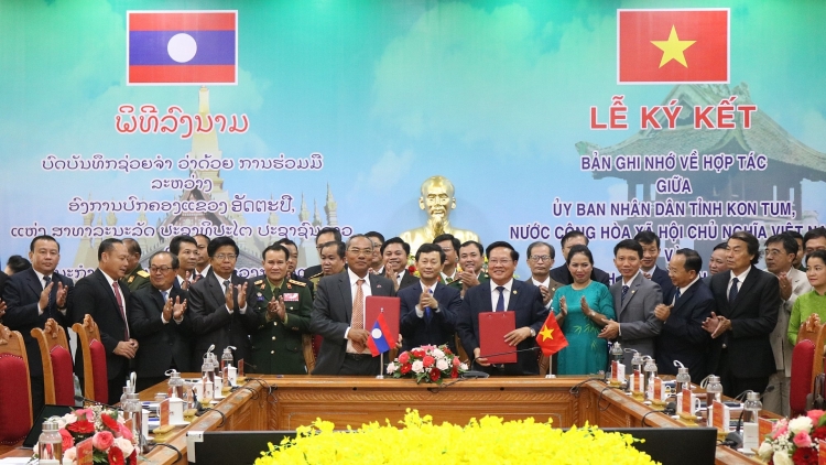 UBND tỉnh Kon Tum và Chính quyền tỉnh Attapeu (Lào) ký kết bản ghi nhớ hợp tác giai đoạn 2022-2027 - Ảnh: VGP/Dương Nương