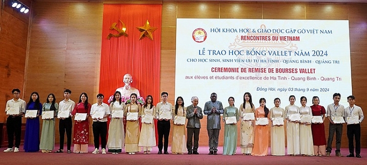 GS Trần Thanh Vân - Chủ tịch Hội Khoa học và Giáo dục “Gặp gỡ Việt Nam” và Cộng sự trao học bổng cho SV Đại học Quảng Bình và Đại học Hà Tĩnh - (Ảnh: qbu.edu.vn).  ສາດສະດາຈານ ເຈີ່ນແທງເວີ່ນ, ປະທານສະມາຄົມວິທະຍາສາດ ແລະການສຶກສາ “ພົບປະກັບຫວຽດນາມ” ພ້ອມດ້ວຍຄະນະ ໄດ້ມອບທຶນການສຶກສາໃຫ້ນັກສຶກສາມະຫາວິທະຍາໄລກວາງບິ່ງ ແລະ ມະຫາວິທະຍາໄລຮ່າຕິ້ງ - (ພາບ: qbu.edu.vn).