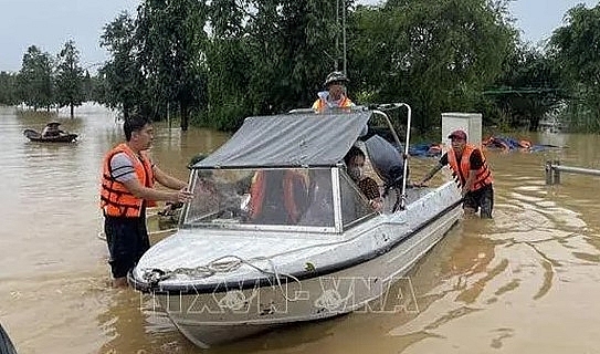 Công tác hỗ trợ và di dời người dân được các cơ quan chức năng triển khai tại xã Hiền Lương, huyện Hạ Hòa, tỉnh Phú Thọ. Ảnh: TTXVN  ວຽກ​ງານ​ການ​ຊ່ວຍເຫຼືອ ​ແລະ ຍົກຍ້າຍ​ປະຊາຊົນ ​ແມ່ນ​ອຳນາດ​ການ​ປົກຄອງ​ຕາ​ແສງ ຮຽນ​ເລື່ອງ, ​ເມືອງ ຮາຮວາ, ​ແຂວງ ຟູ້​ເຖາະ. ພາບ: TTXVN