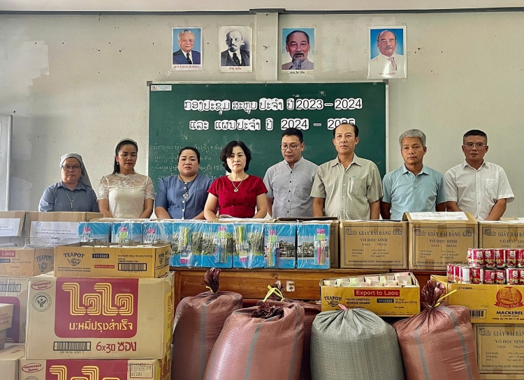 Tổng Lãnh sự quán Việt Nam tại Luông-pha-bang (TLSQ) và Hội Doanh nghiệp Việt Nam tại Bắc Lào tặng quà cho Trường Đào tạo khuyết tật tỉnh Luông-pha-bang.  ກົງສຸນໃຫຍ່ ສສ ຫວຽດນາມ ປະຈຳ ຫຼວງພະບາງ ແລະ ສະມາຄົມນັກທຸລະກິດ ຫວຽດນາມ ປະຈຳ ພາກເໜືອຂອງລາວ ໄດ້ມອບຂອງຂວັນໃຫ້ ໂຮງຮຽນສຶກສາຄົນພິການ ແຂວງຫຼວງພະບາງ.