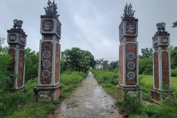 Cùng với tên gọi Ðền Thượng, người dân nơi đây còn tôn kính gọi đền thờ công chúa Nhồi Hoa là đền Bà chúa Hoa, đền Mẫu. Ðền nằm trong không gian làng quê yên bình giữa núi đồi hùng vĩ. Ảnh: Đình Minh.  ຄຽງ​ຄູ່​ກັບ​ຊື່​ຂອງ​ຫໍບູຊາເທືອງ, ປະ​ຊາ​ຊົນ​ຢູ່​ທີ່​ນີ້​ຍັງ​ໄດ້​ຮັບ​ຄວາມ​ເຄົາ​ລົບ​ນັບ​ຖື​ຫໍບູຊາ​ເອີ້ນວ່າຫໍບູຊາ​ເຈົ້າ​ຍິງ ໂຍຍຮວ່າ ແມ່ນເປັນ​ຫໍບາຈົ້ວຮວ່າ (Ba Chua Hoa) ຫຼື ຫໍເມົ້້າ ຫໍແມ່ນຕັ້ງ​ຢູ່​ໃນ​ໝູ່​ບ້ານ​ທີ່​ມີ​ຄວາມ​ສະ​ຫງົບ​ຢູ່​ໃນ​ທ່າມ​ກາງ​ພູ​ຜາ ແລະ​ເນີນ​ພູ​ທີ່​ສວຍ​ງາມ. ພາບ: ດິງມິນ.