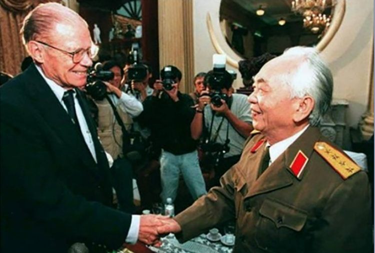 Đại tướng Võ Nguyên Giáp và cựu Bộ trưởng Quốc phòng Mỹ Robert S.McNamara tại Hà Nội, năm 1995. Ảnh: AFP ທ່ານ ພົນເອກ ວໍ້ຫງ່ຽນຢາບ ແລະ ທ່ານ ໂລເບີດ  (Robert S.McNamara) ອະດີດລັດຖະມົນຕີ ກະຊວງປ້ອງກັນປະເທດ ອາເມລິກາ ທີ່ຮ່າໂນ້ຍ, ປີ 1995. ພາບ: AFP