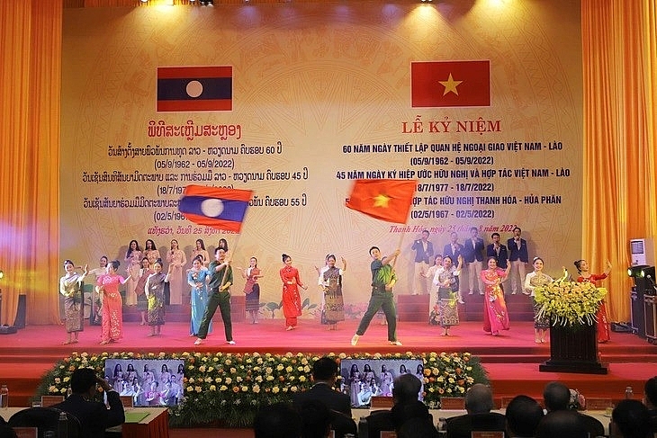 Tiết mục văn nghệ tại lễ kỷ niệm 60 năm ngày thiết lập quan hệ ngoại giao Việt Nam - Lào, được tổ chức tại thành phố Thanh Hóa năm 2022. (Ảnh: Sở Thông tin và Truyền thông Thanh Hóa)ລາຍການສະແດງສິລະປະ ທີ່ພິທີສະເຫຼີມສະຫຼອງ 60 ປີແຫ່ງວັນສ້າງຕັ້ງ ການພົວພັນທາງການທູດ ຫວຽດນາມ - ລາວ ຈັດຂຶ້ນຢູ່ນະຄອນ ແທງຮ້ວາ ປີ 2022. (ພາບ: ພະແນກຖະແຫລງຂ່າວ ແລະ ສື່ສານ ແທງຮ໋ວາ)