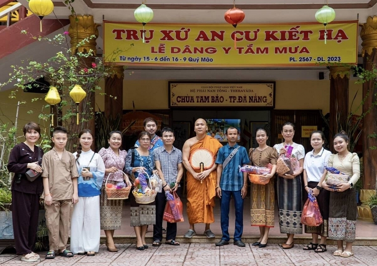 Đại đức Thích Pháp Hiếu, trụ trì chùa Tam Bảo, thành viên Hội hữu nghị Việt Nam - Lào thành phố Đà Nẵng, Phó Chánh văn phòng Ban Thông tin truyền thông Trung ương Giáo hội Phật giáo Việt Nam: ພຣະອາຈານໃຫຍ່ ທິກຟາບຮ້ຽວ, ເຈົ້າອະທິການ ວັດຕ່າມບາວ, ສະມາຊິກສະມາຄົມມິດຕະພາບ ຫວຽດນາມ - ລາວ ຢູ່ນະຄອນ ດ່ານັ້ງ, ຮອງຫົວໜ້າຫ້ອງການ ຄະນະຂໍ້ມູນຂ່າວ ແລະ ການສື່ສານ ສູນກາງອົງການພຸດທະສາສະໜາ ຫວຽດນາມ: 