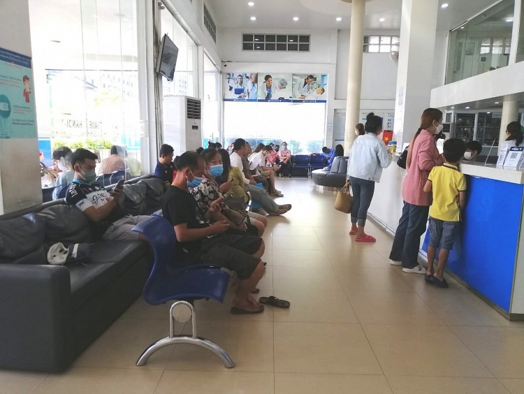 Người dân Lào đang chờ khám bệnh tại Bệnh viện Hà Nội – Viêng Chăn (Lào). Ảnh: Vũ Quý ປະຊາຊົນລາວ ກຳລັງລໍຖ້າກວດພະຍາດ ຢູ່ໂຮງໝໍ ຮ່າໂນ້ຍ - ວຽງຈັນ (ລາວ). ພາບ: ວູກຸ້ຍ