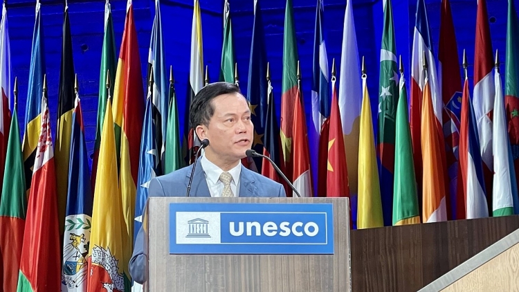 Thứ trưởng Ngoại giao Hà Kim Ngọc, chủ tịch Ủy ban quốc gia UNESCO Việt Nam phát biểu tại phiên toàn thể kỳ họp lần thứ 42 Đại hội đồng Tổ chức Giáo dục, Khoa học và Văn hóa của Liên hợp quốc (UNESCO) ở thủ đô Paris từ 11-22/11. ທ່ານ ຮ່າກິມງອກ ຮອງລັດຖະມົນຕີການຕ່າງປະເທດ, ປະທານຄະນະກຳມະການແຫ່ງຊາດ ຫວຽດນາມ ປະຈຳ UNESCO ໄດ້ກ່າວຄຳປາໄສທີ່ກອງປະຊຸມ ຄັ້ງທີ 42 ຂອງອົງການສຶກສາ, ວິທະຍາສາດ ແລະ ວັດທະນະທຳ ສະຫະປະຊາຊາດ (UNESCO) ຢູ່ນະຄອນຫຼວງ ປາຣີ ແຕ່ວັນທີ 11- 22. 11