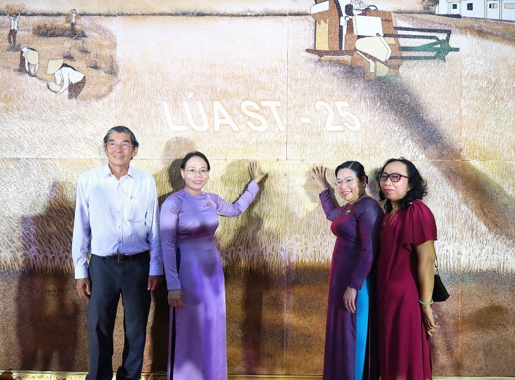 Lãnh đạo tỉnh tham quan và chụp ảnh lưu niệm cùng bức tranh lớn nhất Việt Nam được làm từ gạo ST. ການນຳແຂວງໄດ້ໄປຢ້ຽມຢາມ ແລະ ຖ່າຍຮູບທີ່ລະນຶກ ກັບຮູບແຕ້ມທີ່ໃຫຍ່ທີ່ສຸດຢູ່ ຫວຽດນາມ ທີ່ເຮັດດ້ວຍເຂົ້າສານ ST.