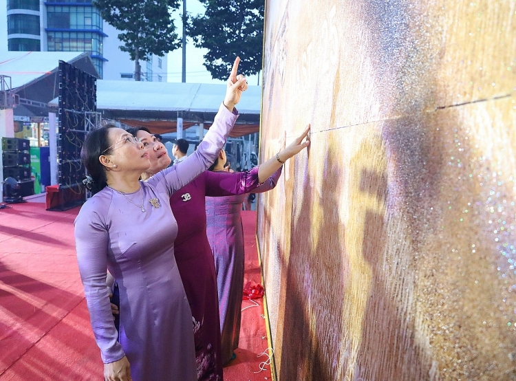 Bức tranh lớn nhất Việt Nam được làm từ gạo ST ຮູບແຕ້ມທີ່ໃຫຍ່ທີ່ສຸດຂອງຫວຽດນາມແມ່ນເຮັດຈາກເຂົ້າ ST