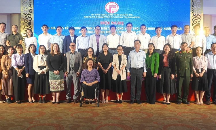  Các đại biểu tham dự Hội nghị đánh giá giữa kỳ thực hiện chương trình xúc tiến vận động viện trợ phi chính phủ nước ngoài giai đoạn 2020 – 2025 tại Quảng Trị. (Ảnh: Quangtri.gov.vn)  ບັນດາ​ຜູ້​ແທນ​ເຂົ້າ​ຮ່ວມ​ກອງ​ປະຊຸມ ​ຕີ​ລາຄາ​ໄລຍະ​ກາງ​ ກ່ຽວ​ກັບ​ການ​ປະຕິບັດ​ໂຄງການ​ສົ່ງ​ເສີມ​ການ​ຊ່ວຍ​ເຫຼືອ​ລ້າ​ຂອງ​ຕ່າງປະ​ເທດ​ໄລຍະ 2020 - 2025 ຢູ່​ແຂວງ ກວາງ​ຈີ. (ພາບ: Quangtri.gov.vn)