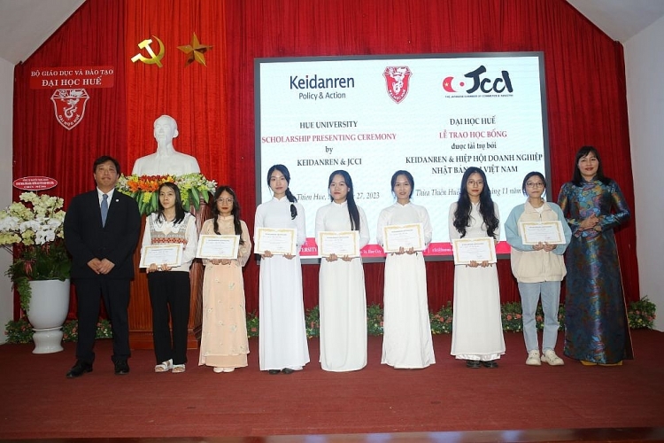 Sinh viên Đại học Huế nhận học bổng của Keidanren và JCCI. (Ảnh: Đại học Huế)  ນັກສຶກສາ ມະຫາວິທະຍາໄລເຫວ້ ໄດ້ຮັບທຶນການສຶກສາຈາກ Keidanren ແລະ JCCI. (ພາບ: ມະຫາວິທະຍາໄລເຫ້ວ)