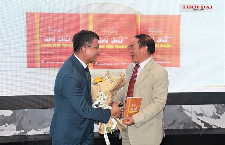 Đại sứ Ngô Quang Xuân (phải) tặng sách cho Thứ trưởng Bộ Ngoại giao Nguyễn Minh Vũ. (Ảnh: Mai Anh)  ທ່ານ ​ເອກ​ອັກຄະ​ລັດຖະທູດ ຫງວhຽນ​ກວາງ​ຊວນ (ຂວາ) ​ໄດ້​ມອບ​ປຶ້ມ​ໃຫ້​ ທ່ານ​ຮອງ​ລັດຖະມົນຕີ ​ກະຊວງ​ການ​ຕ່າງປະ​ເທດ  ຫງວ້ຽນ​ມິ່ງ​ຫວູ້. (ພາບ: Mai Anh)