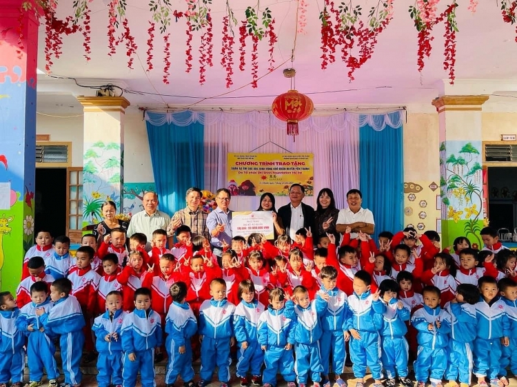 Ông Hoàng Trọng Thủy, Trưởng đại diện Tổ chức Zhi Shan Foundation trao áo ấm cho em học sinh tại Nghệ An. Ảnh: Zhi Shan  ທ່ານ ຮ່ວາງ​ຈອງ​ທຸຍ, ຫົວໜ້າ​ຜູ້ຕາງໜ້າ​ມູນ​ນິທິ Zhi Shan ​ໄດ້​ມອບ​ເສື້ອກັນໜາວ ​ໃຫ້​ແກ່​ນັກຮຽນ​ແຂວງ ​ເງະອາ່ນ. ພາບ: Zhi Shan