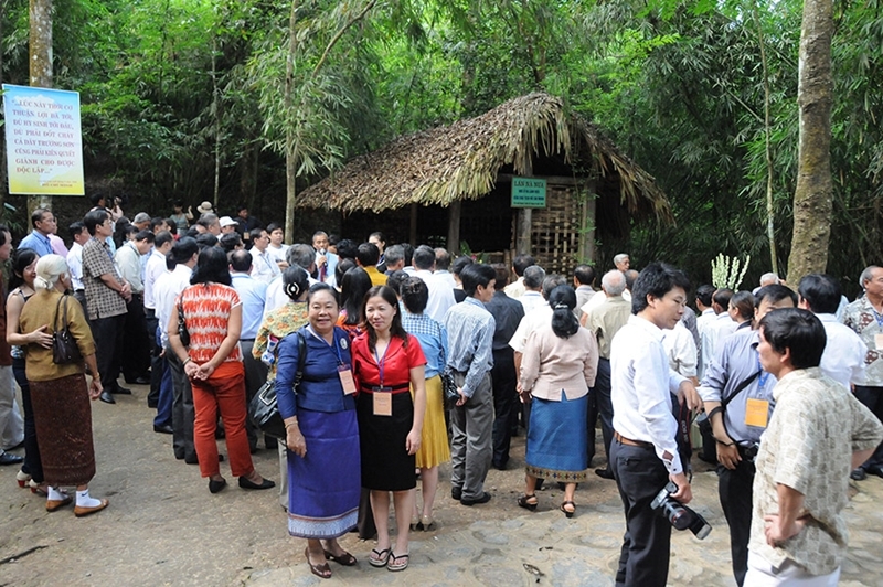 ຫວຽດ​ນາມ - ລາວ: ນ້ຳ​ໃຈ​ໄມ​ຕີ​ຈິດ​ມິດ​ຕະ​ພາບ, ຮຸ່ງ​ເຮືອງ​ເຫຼືອງ​ເຫຼື້ອມ​ຕະຫຼອດ​ການ