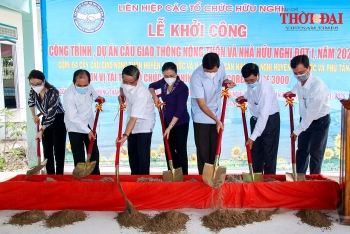 ປະທານ VUFO ເຂົ້າ​ຮ່ວມ​ພິທີ​ລົງມື​ກໍ່ສ້າງ​ຂົວ​ຊົນນະບົດ 4 ​ແຫ່ງ ​ແລະ ​ເຮືອນ​ມິດຕະພາບ 25 ​ຫຼັງ ຢູ່ ກ່າ​ເມົາ
