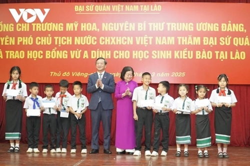 ມອບທຶນການສຶກສາ ວື່ອາຢິງ 100 ທຶນ ໃຫ້ລູກຫຼານຊາວຫວຽດນາມ ອາໄສຢູ່ລາວ