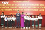 ມອບທຶນການສຶກສາ ວື່ອາຢິງ 100 ທຶນ ໃຫ້ລູກຫຼານຊາວຫວຽດນາມ ອາໄສຢູ່ລາວ