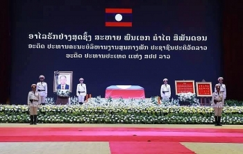ນາຍົກລັດຖະມົນຕີຫວຽດນາມ ເຂົ້າວາງພວງມາລາໄວ້ອາໄລ ຕໍ່ການຈາກໄປຂອງ ສະຫາຍ ພົນເອກ ຄຳໄຕ ສີພັນດອນ