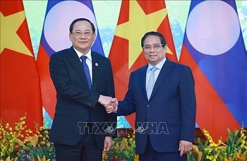 ນາຍົກລັດຖະມົນຕີຫວຽດນາມ ຟ້າມມິງຈິ໊ງ ເຮັດວຽກກັບນາຍົກລັດຖະມົນຕີລາວ ສອນໄຊ ສີພັນດອນ