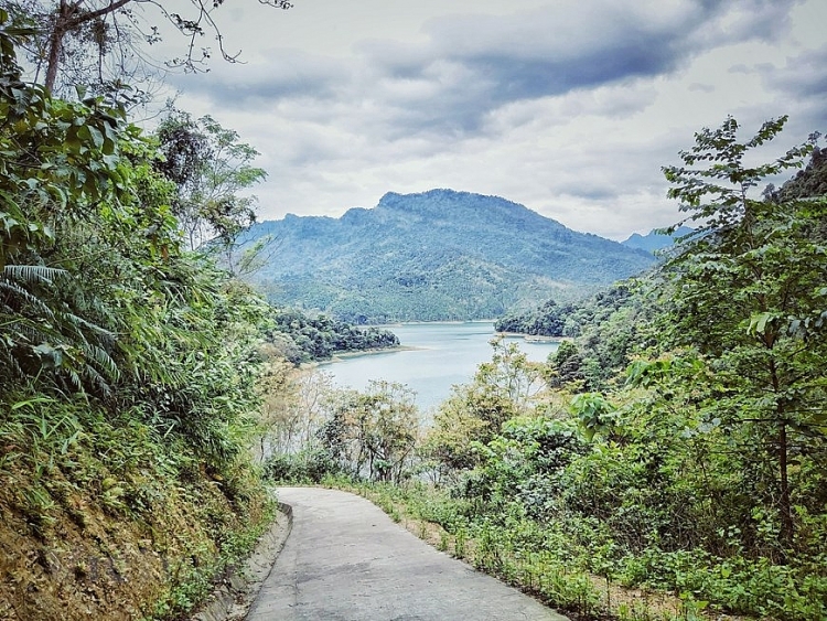 ພູຜາແມ່ນ້ຳລຳເຊ ຕວຽນກວາງ: ຮ່າລອງ ຢູ່ເທິງດິນໃນກາງພູຜາປ່າດົງ ທາງທິດຕາເວັນອອກສ່ຽງເໜືອ ພູຜາແມ່ນ້ຳລຳເຊ ຕວຽນກວາງ: ຮ້າລອງ ຢູ່ເທິງດິນໃນກາງພູຜາປ່າດົງ ທາງທິດຕາເວັນອອກສ່ຽງເໜືອ