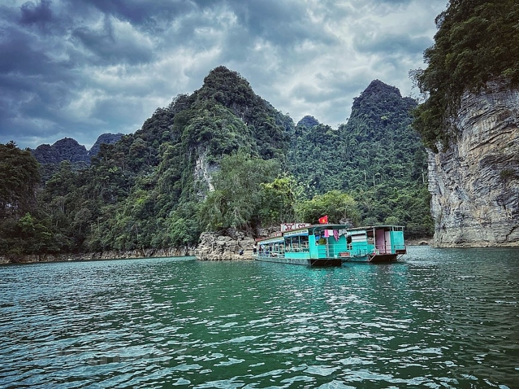 ພູຜາແມ່ນ້ຳລຳເຊ ຕວຽນກວາງ: ຮ່າລອງ ຢູ່ເທິງດິນໃນກາງພູຜາປ່າດົງ ທາງທິດຕາເວັນອອກສ່ຽງເໜືອ ພູຜາແມ່ນ້ຳລຳເຊ ຕວຽນກວາງ: ຮ້າລອງ ຢູ່ເທິງດິນໃນກາງພູຜາປ່າດົງ ທາງທິດຕາເວັນອອກສ່ຽງເໜືອ
