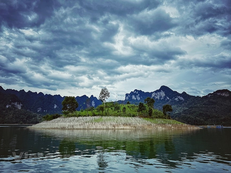 ພູຜາແມ່ນ້ຳລຳເຊ ຕວຽນກວາງ: ຮ່າລອງ ຢູ່ເທິງດິນໃນກາງພູຜາປ່າດົງ ທາງທິດຕາເວັນອອກສ່ຽງເໜືອ ພູຜາແມ່ນ້ຳລຳເຊ ຕວຽນກວາງ: ຮ້າລອງ ຢູ່ເທິງດິນໃນກາງພູຜາປ່າດົງ ທາງທິດຕາເວັນອອກສ່ຽງເໜືອ