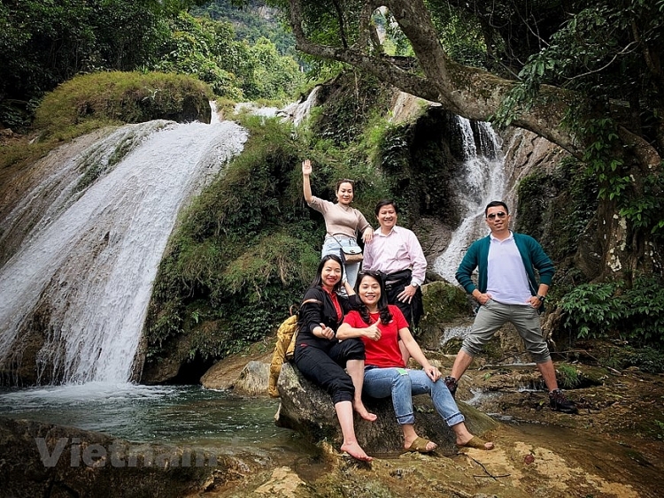 ພູຜາແມ່ນ້ຳລຳເຊ ຕວຽນກວາງ: ຮ່າລອງ ຢູ່ເທິງດິນໃນກາງພູຜາປ່າດົງ ທາງທິດຕາເວັນອອກສ່ຽງເໜືອ ພູຜາແມ່ນ້ຳລຳເຊ ຕວຽນກວາງ: ຮ້າລອງ ຢູ່ເທິງດິນໃນກາງພູຜາປ່າດົງ ທາງທິດຕາເວັນອອກສ່ຽງເໜືອ