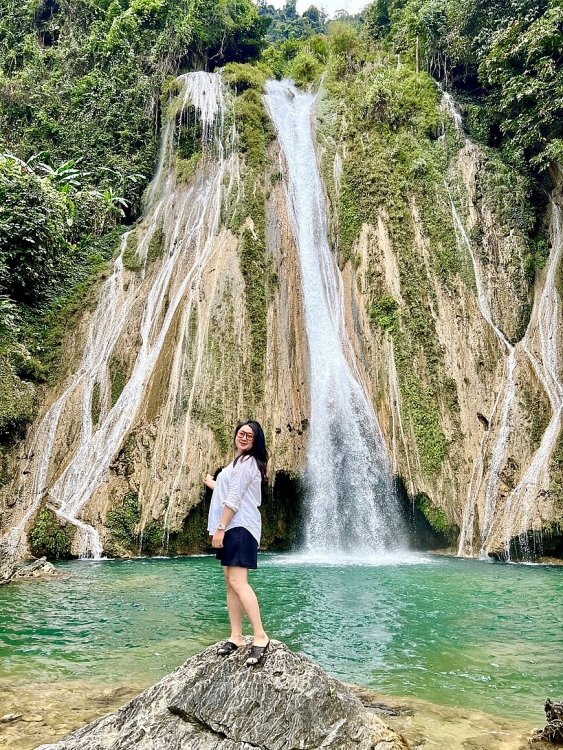 ພູຜາແມ່ນ້ຳລຳເຊ ຕວຽນກວາງ: ຮ່າລອງ ຢູ່ເທິງດິນໃນກາງພູຜາປ່າດົງ ທາງທິດຕາເວັນອອກສ່ຽງເໜືອ ພູຜາແມ່ນ້ຳລຳເຊ ຕວຽນກວາງ: ຮ້າລອງ ຢູ່ເທິງດິນໃນກາງພູຜາປ່າດົງ ທາງທິດຕາເວັນອອກສ່ຽງເໜືອ