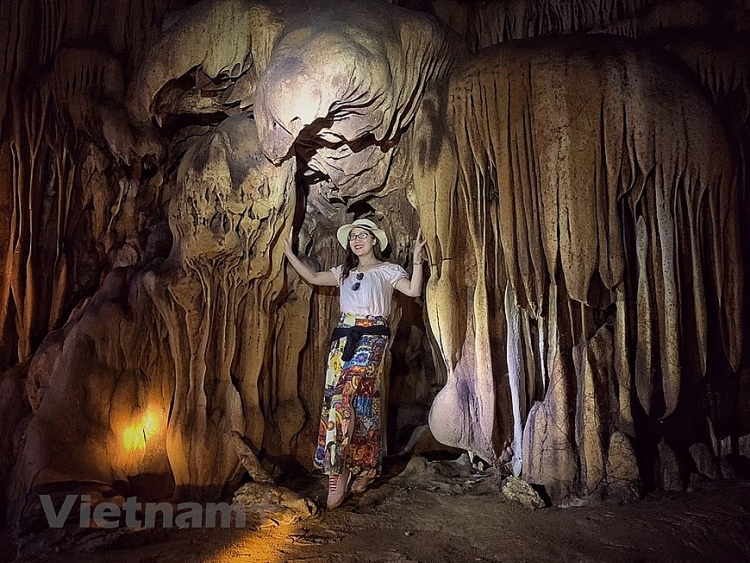 ພູຜາແມ່ນ້ຳລຳເຊ ຕວຽນກວາງ: ຮ່າລອງ ຢູ່ເທິງດິນໃນກາງພູຜາປ່າດົງ ທາງທິດຕາເວັນອອກສ່ຽງເໜືອ ພູຜາແມ່ນ້ຳລຳເຊ ຕວຽນກວາງ: ຮ້າລອງ ຢູ່ເທິງດິນໃນກາງພູຜາປ່າດົງ ທາງທິດຕາເວັນອອກສ່ຽງເໜືອ