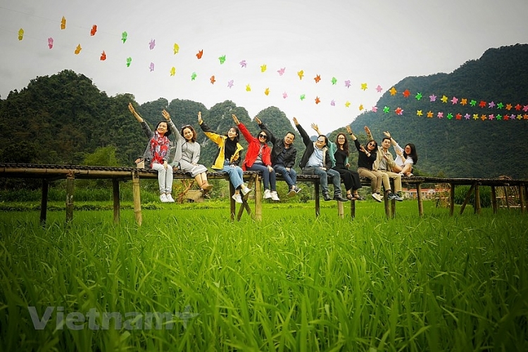 ພູຜາແມ່ນ້ຳລຳເຊ ຕວຽນກວາງ: ຮ່າລອງ ຢູ່ເທິງດິນໃນກາງພູຜາປ່າດົງ ທາງທິດຕາເວັນອອກສ່ຽງເໜືອ ພູຜາແມ່ນ້ຳລຳເຊ ຕວຽນກວາງ: ຮ້າລອງ ຢູ່ເທິງດິນໃນກາງພູຜາປ່າດົງ ທາງທິດຕາເວັນອອກສ່ຽງເໜືອ