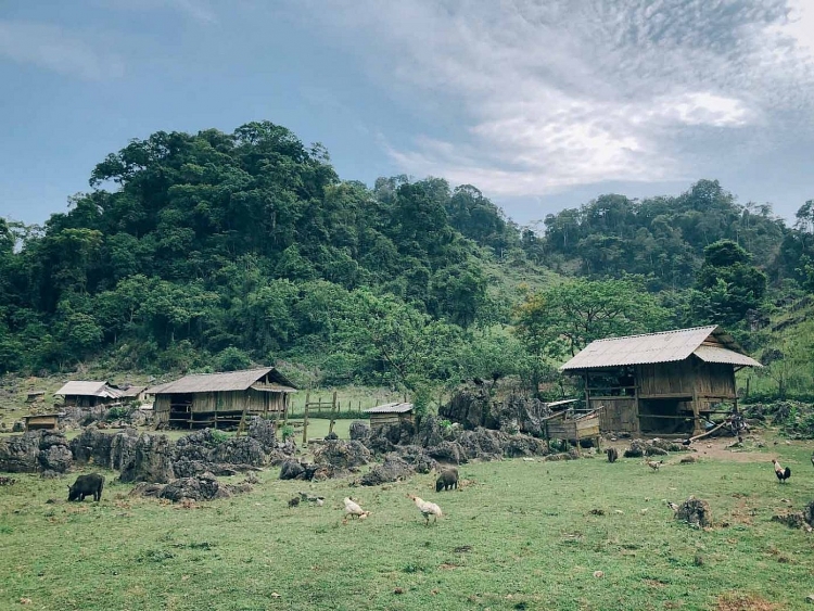 Travel Blogger Duong Journey ແນະນຳ 7 ສະຖານທີ່ທີ່ຄວນໄປ ເມື່ອມາມົກເຈົາ Travel Blogger Duong Journey ແນະນຳ 7 ສະຖານທີ່ທີ່ຄວນໄປ ເມື່ອມາມົກເຈົາ